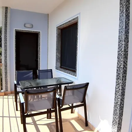 House Anna Houhlia *